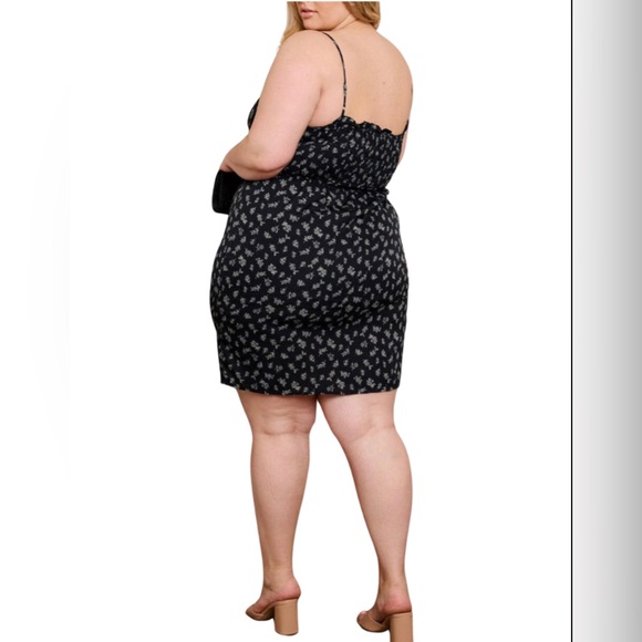 NEW Chic Plus Size Smocked Floral Mini Dress with Slit - Picture 2 of 2